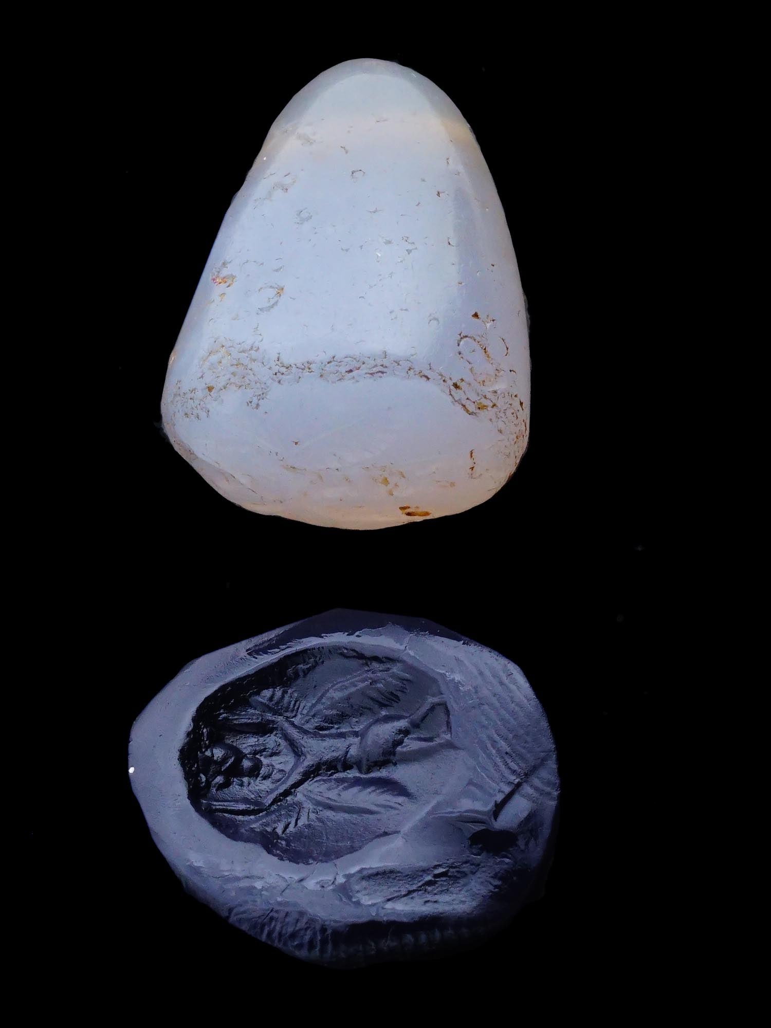 ANCIENT NEAR EASTERN MESOPOTAMIAN CARVED AGATE SEAL (1 of 2)