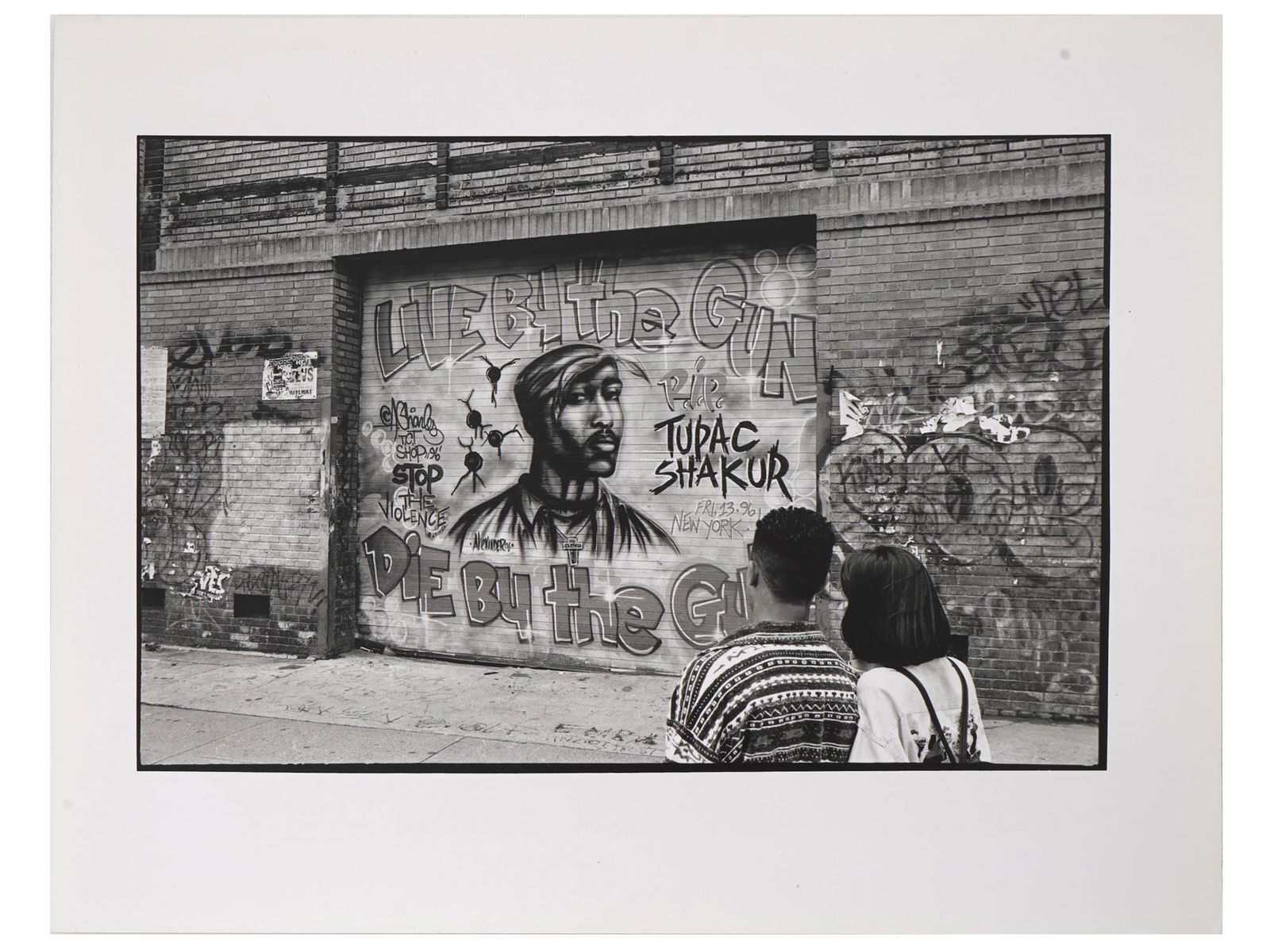 VINTAGE AMERICAN PHOTO TUPAC SHAKUR NEW YORK GRAFFITI: A vintage American photo of a graffiti wall in New York, featuring a depiction of Tupac Amaru Shakur, also known as 2Pac and Makaveli, the iconic American rapper and actor. Taken in 1996 by K. Condyle