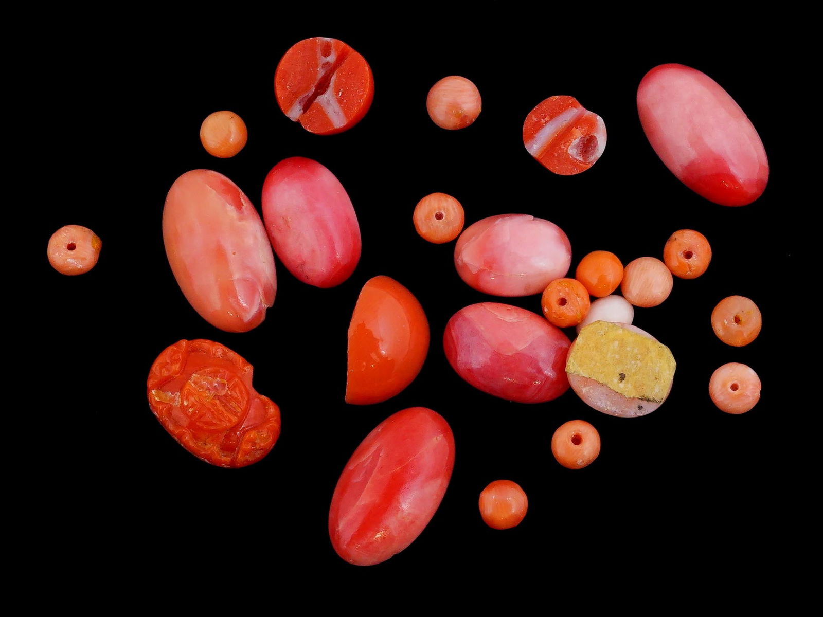GROUP OF ASSORTED MIXED CORAL AND STONE BEADS (1 of 4)