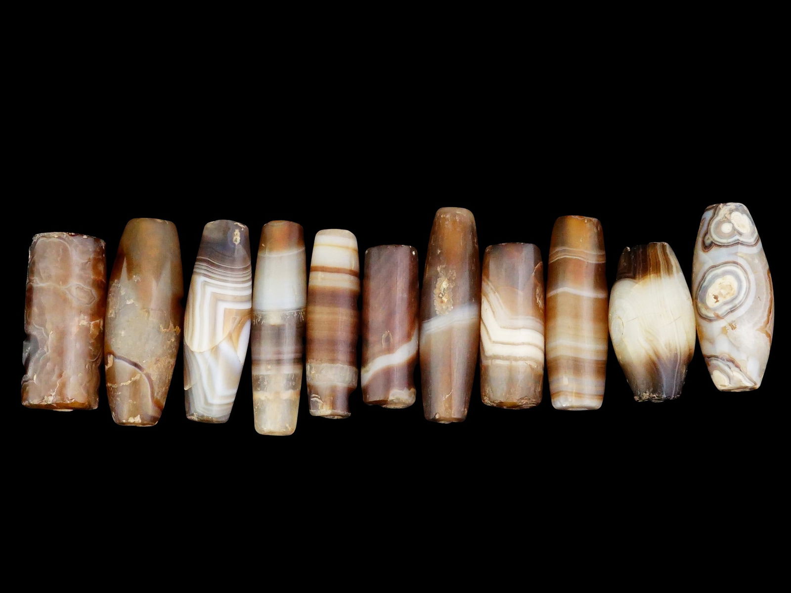 COLLECTION OF ANCIENT HAND CARVED AGATE STONE BEADS (1 of 5)