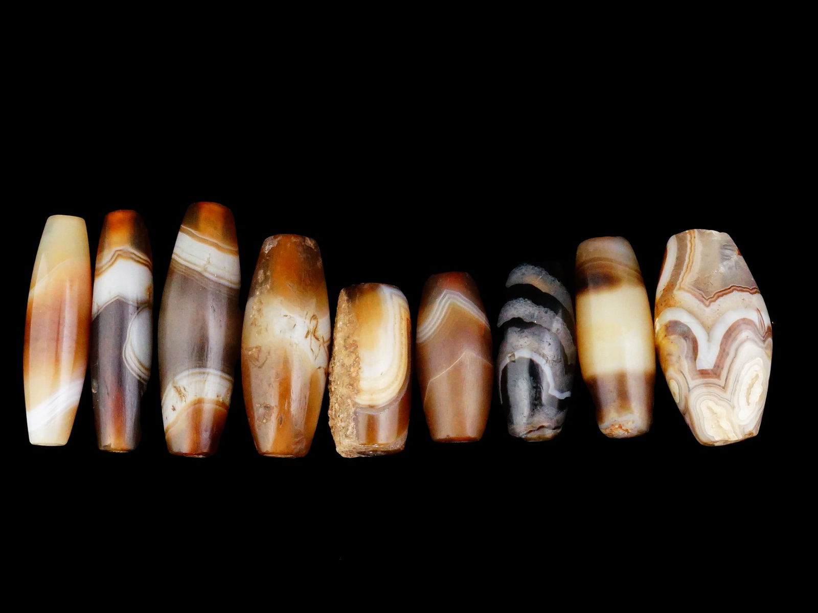 COLLECTION OF ANCIENT HAND CARVED AGATE STONE BEADS (1 of 4)