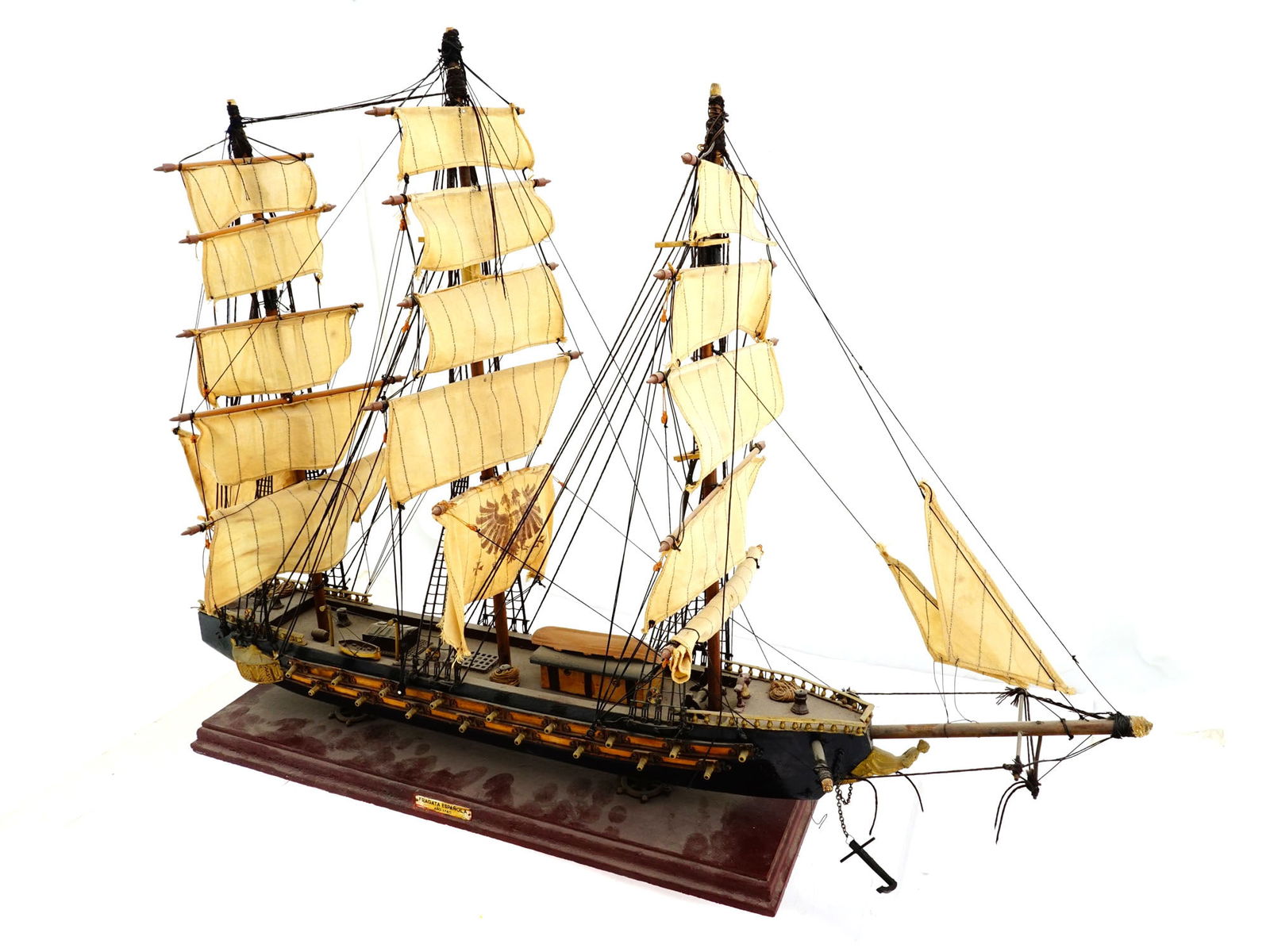 WOODEN SHIP MODEL OF SPANISH FRAGATA ESPANOLA 1780: A vintage wooden ship model of Spanish Fragata Espanola Ano 1780: double decked 34 gun frigate in the style of 1780. Fully rigged with sails. Mounted on a wooden base with an identifying name plate. N