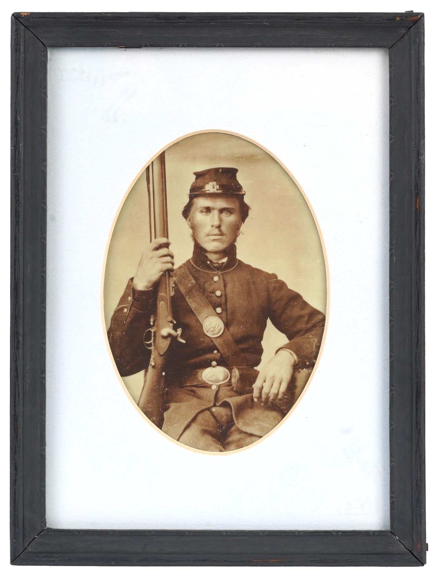 ANTIQUE AMERICAN PHOTO OF A CIVIL WAR SOLDIER (1 of 5)