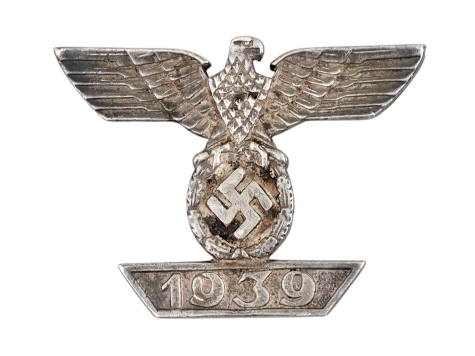 WWII NAZI GERMAN WEHRMACHT CLASP TO THE IRON CROSS: A WWII Nazi German Wehrmacht clasp to the Iron Cross. Depicts a national eagle clutching an oak leaf wreath surrounding a swastika above a trapezoid bearing the year 1939. Second World Wars Third Reic