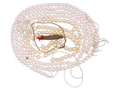 VINTAGE FRESHWATER PEARL BEADS: A lot of three strings of natural pearl beads. Various color shade. A total of 230 pearls. Beaded Jewelry, Freshwater Pearls. Dimensions: Largest bead D 3 mm. All measurements are approximate.