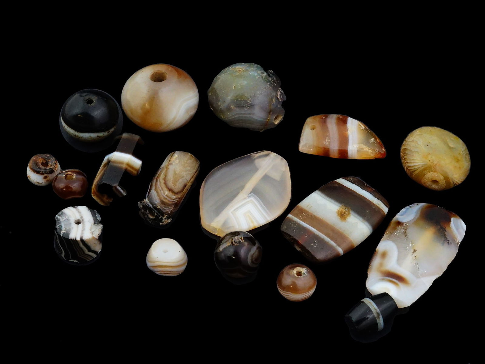 COLLECTION OF ANCIENT HAND CARVED AGATE STONE BEADS (1 of 4)