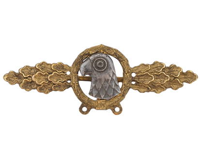 WWII GERMAN LUFTWAFFE RECONNAISSANCE PILOT CLASP: A WWII Nazi German Luftwaffe front flying reconnaissance pilot clasp. The award features the head of an eagle inside a gold toned laurel wreath and stylized oak leaf wings. At the bottom of the wreath