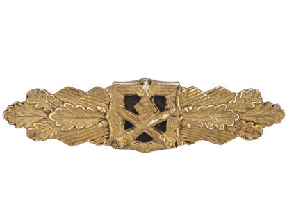 WWII NAZI GERMAN CLOSE COMBAT CLASP IN BRONZE: A WWII Nazi German Close Combat Clasp in bronze. Features a centerpiece consisting of the eagle and swastika national emblem surmounting a crossed bayonet and hand grenade with, each side, a spray of