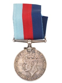 WWII CANADIAN SILVER WAR MEDAL 1939 1945 KING GEORGE VI