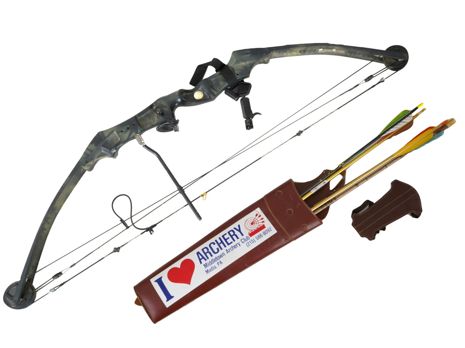 BEAR COMPOUND CAMO HUNTING BOW W ACCESSORIES ARROWS (1 of 8)