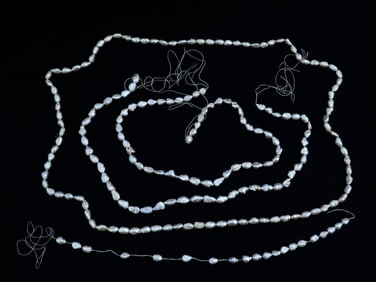 COLLECTION OF VINTAGE NATURAL PEARL BEADS THREADS