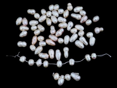 COLLECTION OF VINTAGE NATURAL PEARL BEADS THREADS