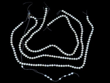 COLLECTION OF VINTAGE NATURAL PEARL BEADS THREADS