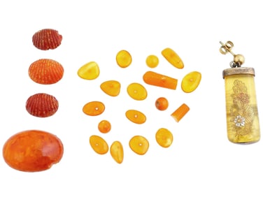 VINTAGE NATURAL AMBER BEADS AND STUD EARRING