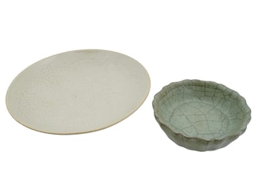 - 1ASIAN MANNER CRACKLED DESIGN GREY PORCELAIN BOWL AND EMBOSSED FLORAL DESIGN WHITE PORCELAIN PLATE