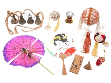 VINTAGE GROUP OF JAPANESE DECORATIVE ITEMS