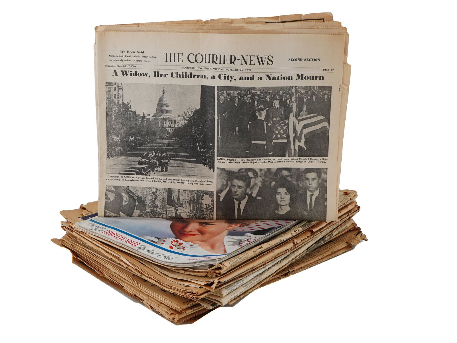 LOT OF WWII AND JFK RELATED AMERICAN MAGAZINES: A large lot of American magazines issued in 1918, 1945, and 1963. Articles related to World War I, World War II, and the assassination of the President John F. Kennedy. The Courier News, Ladies Home J