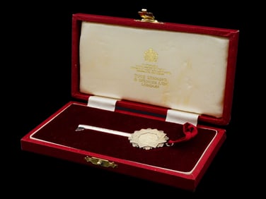 ENGLISH ST SILVER KEY BY TOYE KENNING AND SPENCER