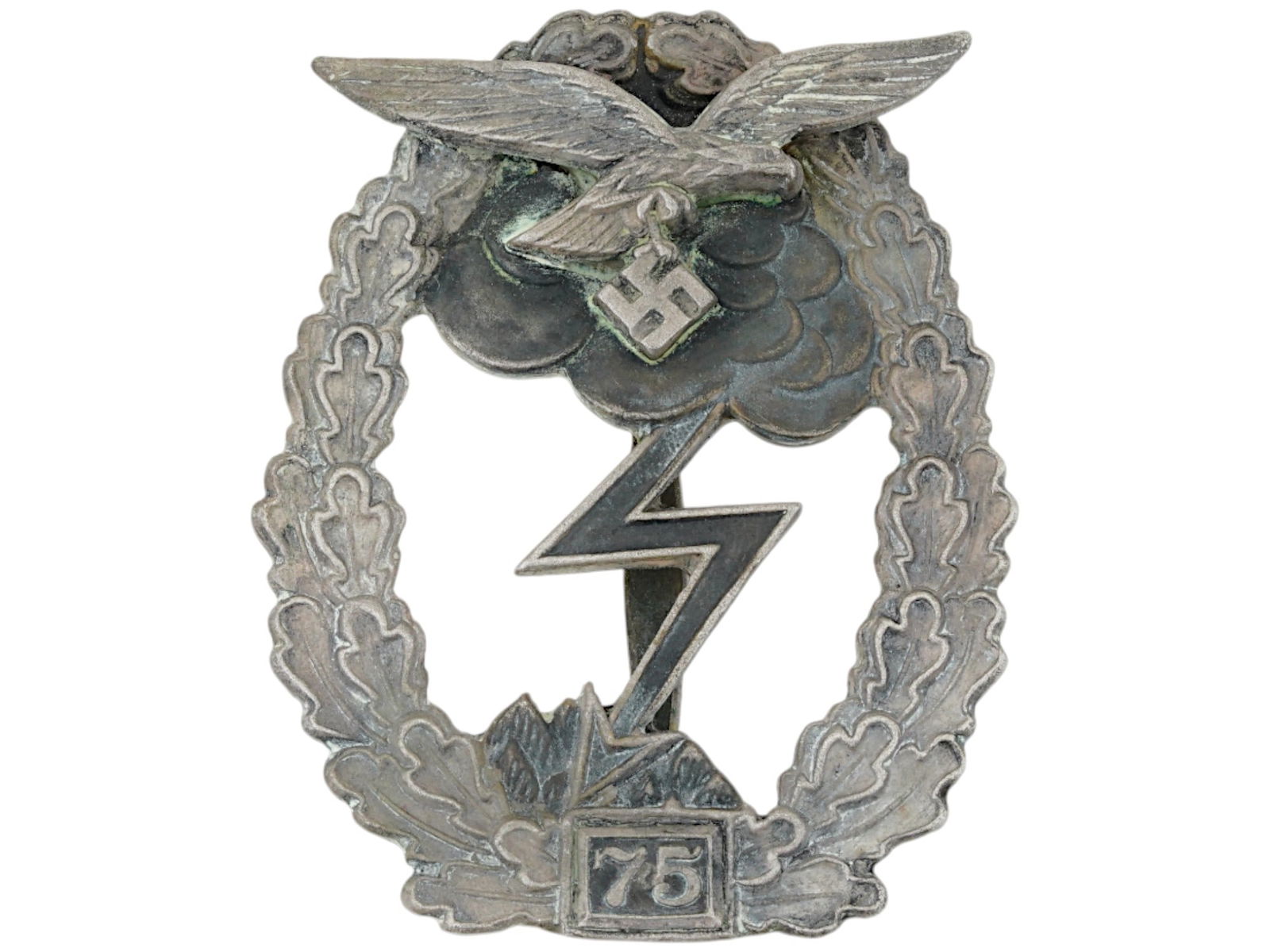 WWII NAZI GERMAN LUFTWAFFE GROUND ASSAULT BADGE: A WWII Nazi German Third Reich Luftwaffe Ground Assault badge. The badge is an oval wreath of oak leaves, in the upper part of which, against the background of a thundercloud, there is a Luftwaffe eag