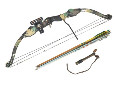 COMPOUND CAMO HUNTING BOW W ARROWS AND STORAGE CASE