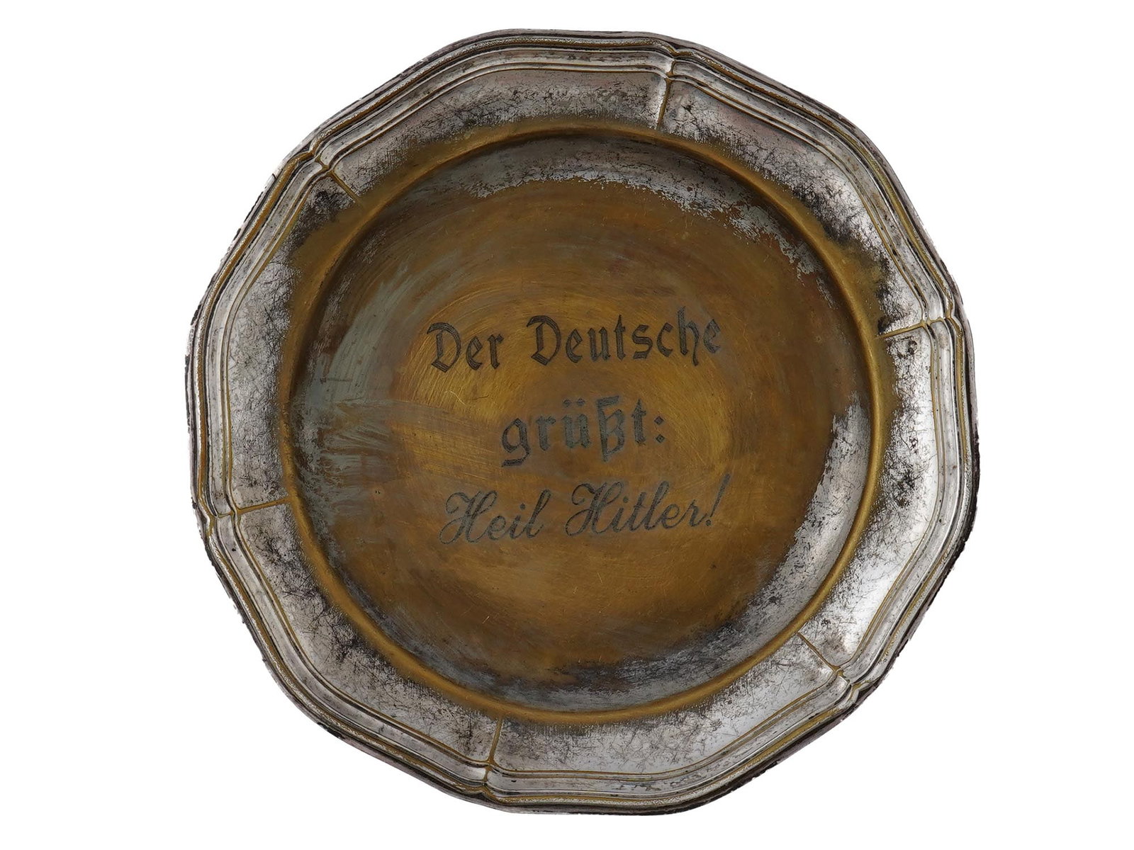 GERMAN WWII PRESENTATION PLATE WITH MOTTO: A World War II type Nazi German presentation plate with engraved motto Der Deutsche grusst Heil Hitler, The German salutes Heil Hitler. Marked on the bottom. Second World War Historical Collectibles A