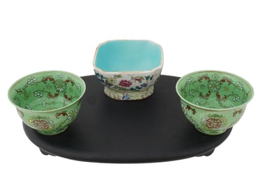 VINTAGE CHINESE PORCELAIN FLOWER MOTIF BOWLS ON A STAND
