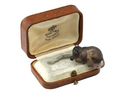 RUSSIAN FABERGE EMERALD HAND CARVED JADE CAT FIGURE: An original Russian Faberge naturalistically hand carved Agate figurine. The figurine depicts a laying cat. The figurine is adorned with engraved detailed patterns and encrusted with Emerald stone eye