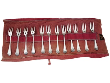 ANTIQUE AMERICAN ROGERS SILVER PLATED DESSERT FORKS