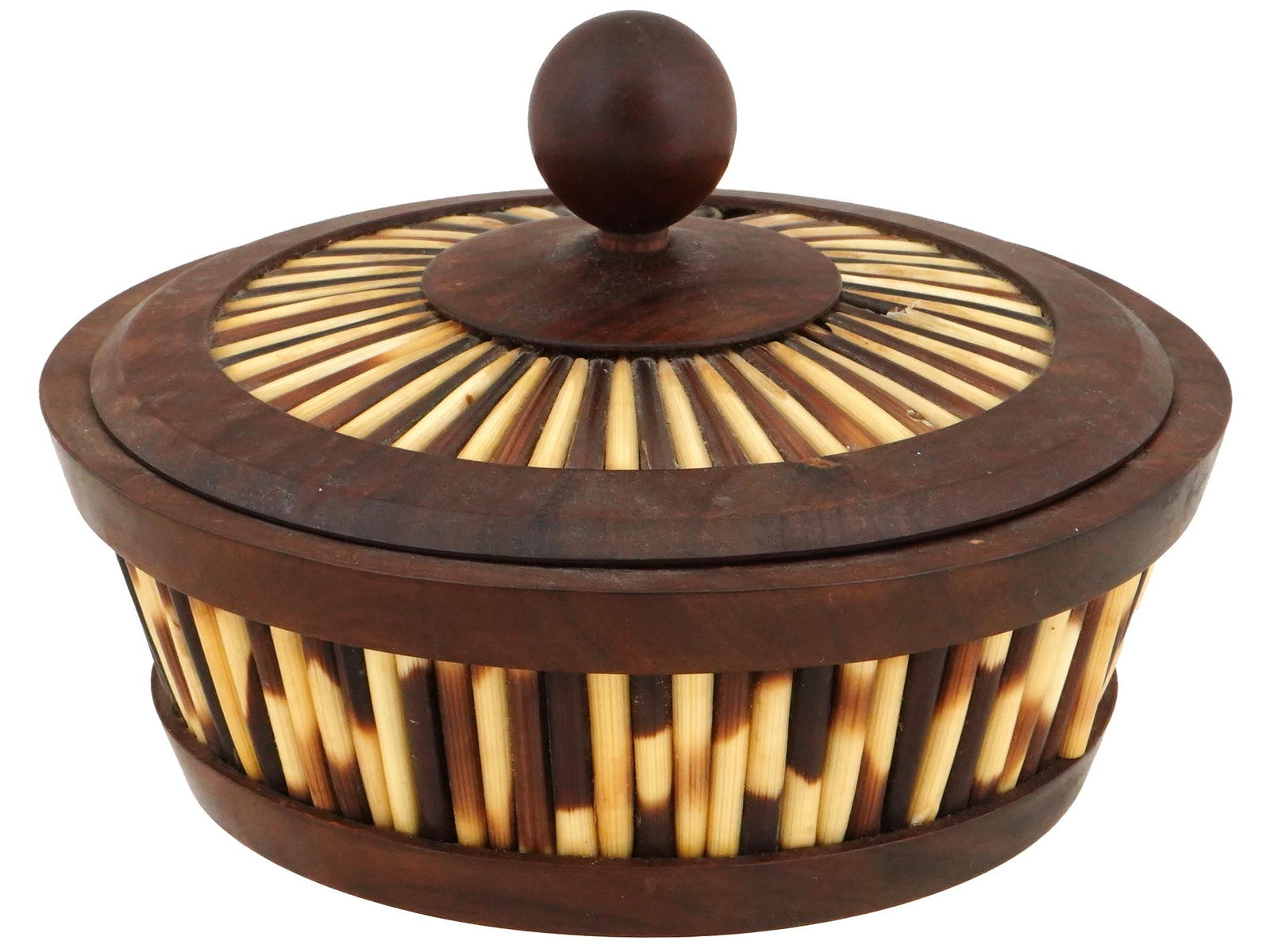 VINTAGE OLIVE WOOD AND PORCUPINE QUILLS LIDDED BOWL: A vintage lidded bowl made of carved olive wood and porcupine quills. The bowl has a round shape with a fitted lid, and the body and lid are decorated with alternating bands of dark olive wood and lig