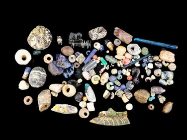 COLLECTION OF ANCIENT ROMAN GLASS BEADS FRAGMENTS
