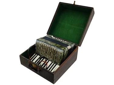 HOHNER WEST GERMAN STUDENT II ACCORDION IOB