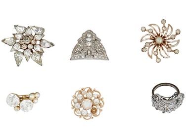ASSORTMENT OF SIX PIECES OF BROOCHES AND JEWELRY