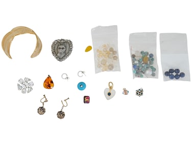 ASSORTMENT OF VINTAGE STONE AND METAL JEWELRY