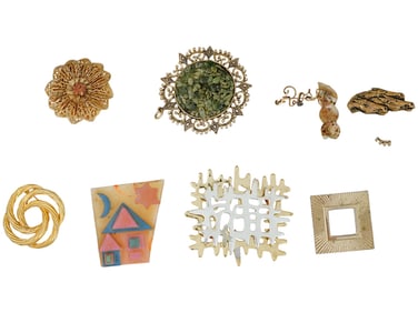 ASSORTMENT OF DECORATIVE BROOCHES AND PENDANTS