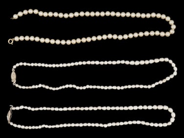 SET OF THREE NECKLACES WITH MOTHER OF PEARL BEADS
