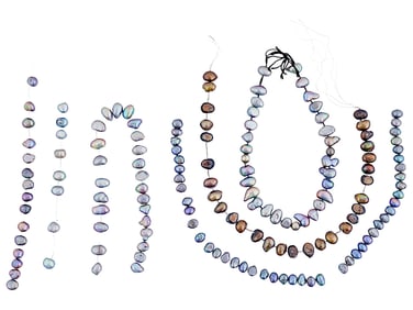 COLLECTION OF ASSORTED DARK PEARL BEADS THREADS
