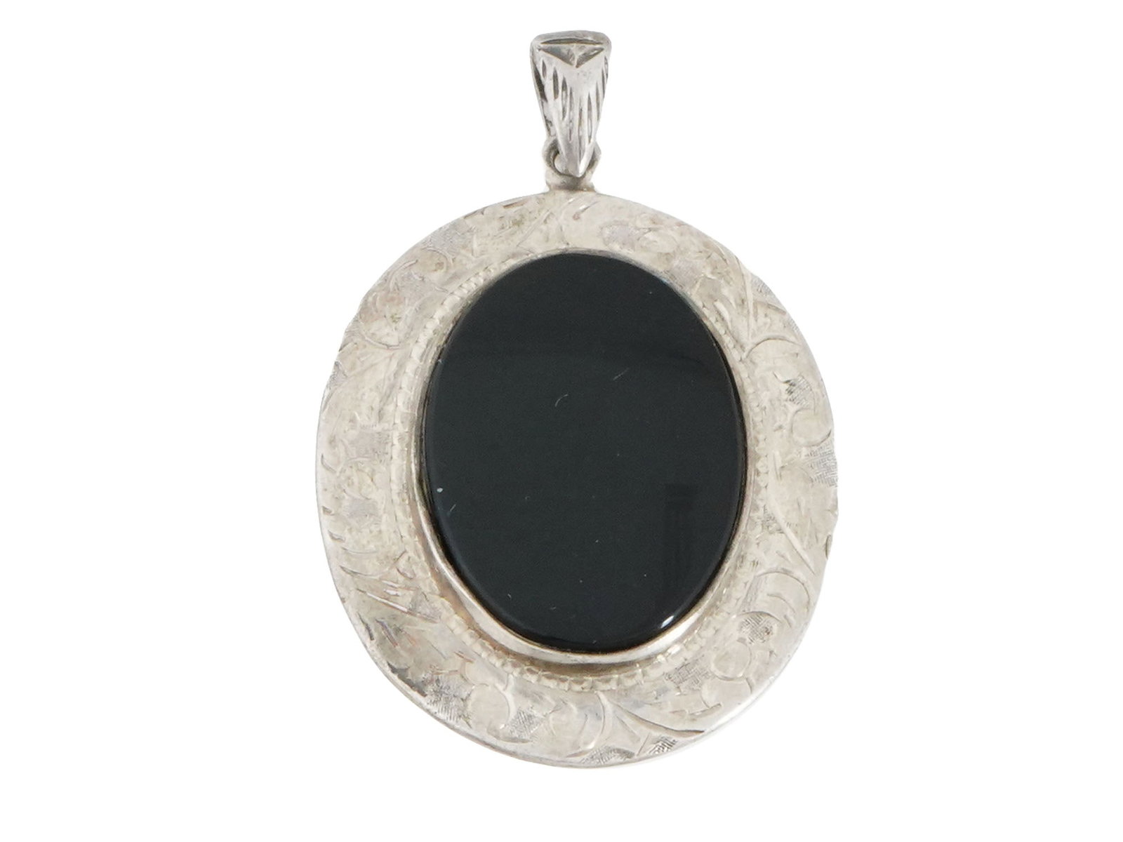 925 STERLING SILVER AND ONYX STONE JEWELRY PENDANT: A vintage 925 Sterling Silver jewelry pendant. The pendant is encrusted with an oval cut Onyx stone. The pendant is adorned with engraved ornaments. Marked with a Sterling Silver standard hallmark, on