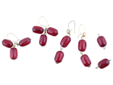 LOT OF TWO PAIRS OF NATURAL AMBER BEAD EARRINGS