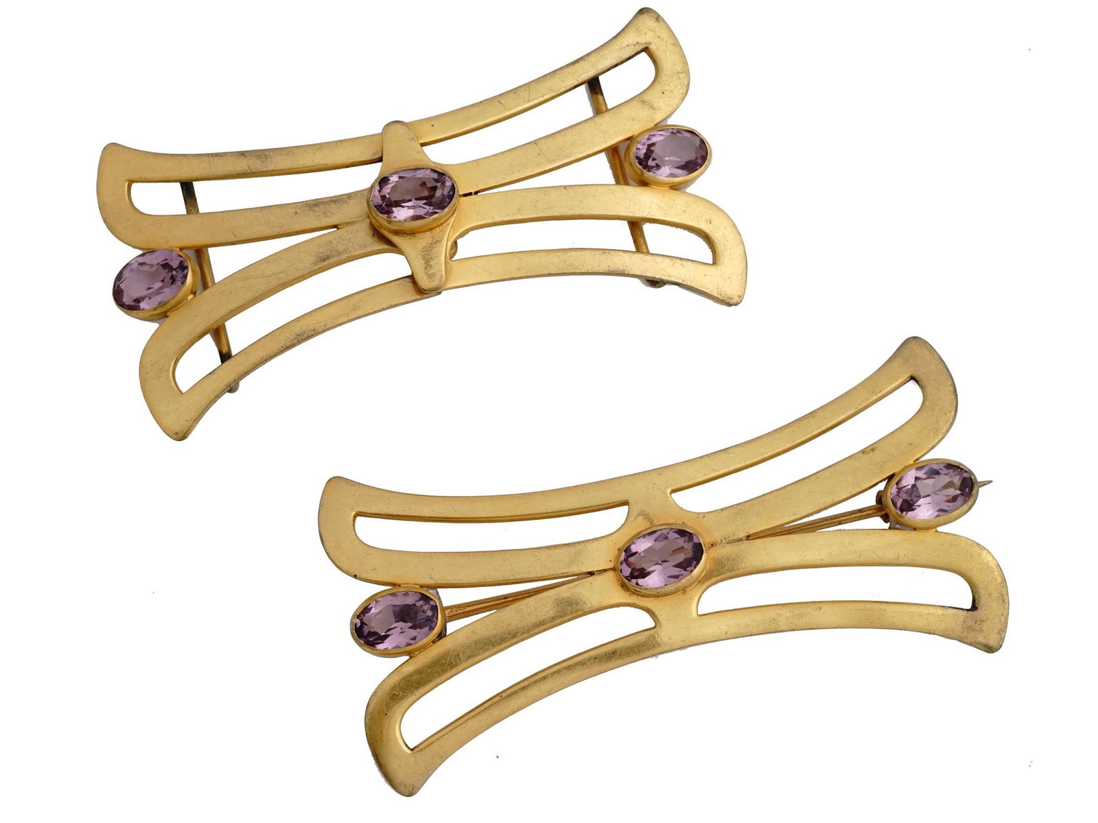 VINTAGE BRASS AMETHYST BELT BUCKLE AND MATCHING BROOCH: A vintage brass belt buckle and a matching brooch, both adorned with three amethyst gemstones each. These amethyst gemstones, known for their stunning purple shades, are expertly cut and polished to e