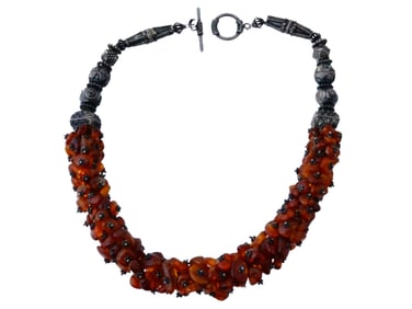 VINTAGE NECKLACE WITH AMBER STONES AND SILVER MOUNTS