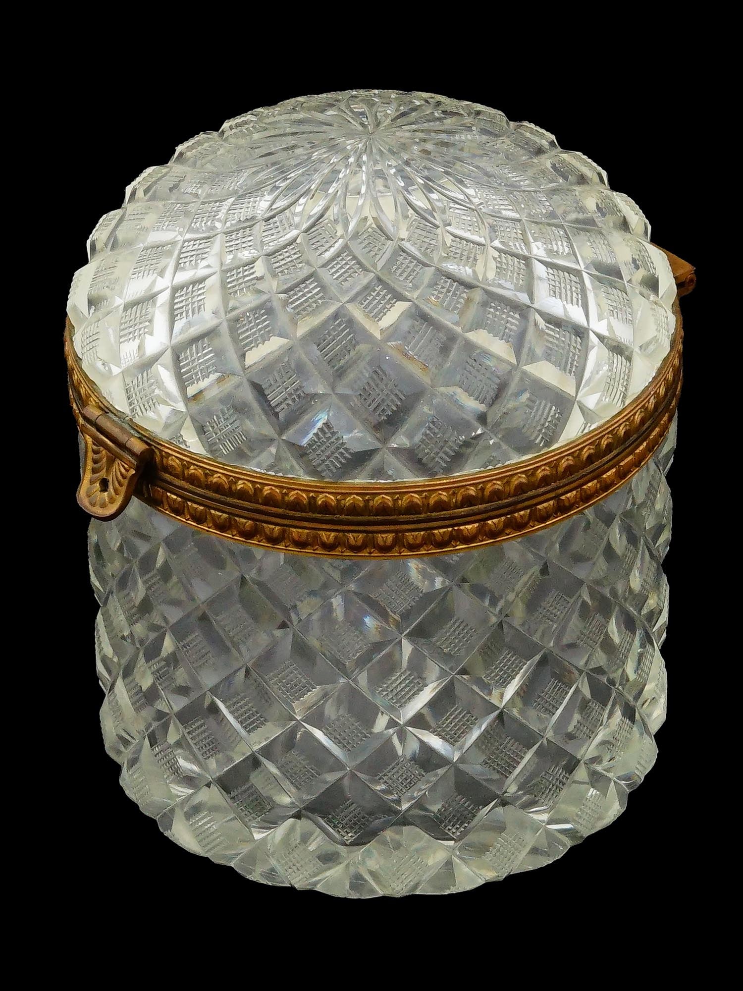 ANTIQUE FRENCH CUT CRYSTAL ROUND LOCKING BOX WITH A LID (1 of 7)