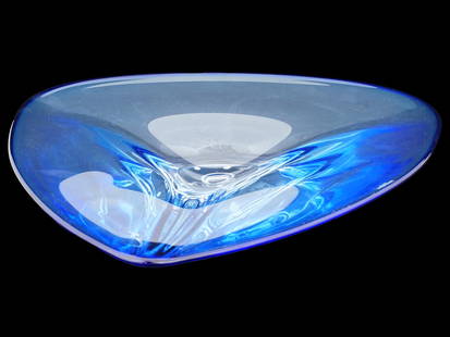 MODERN COSTA BODA GLASS CENTERPIECE VASE: A modern centerpiece vase made of glass by Costa Boda. The vase features an abstract, freeform shape with a triangular outline. The blue color adds depth and contrast to the design, enhancing the vase