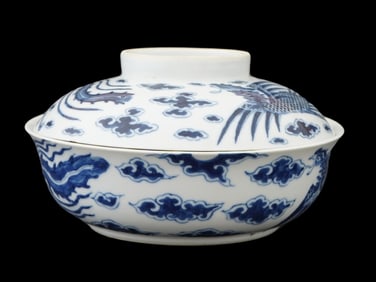 ANTIQUE CHINESE PORCELAIN BLUE AND WHITE LIDDED BOWL