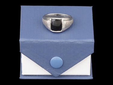 VINTAGE STERLING SILVER RING WITH BLACK STONE IOB
