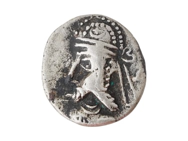 ANCIENT PERSIAN SILVER COIN W PORTRAIT OF BEARDED KING