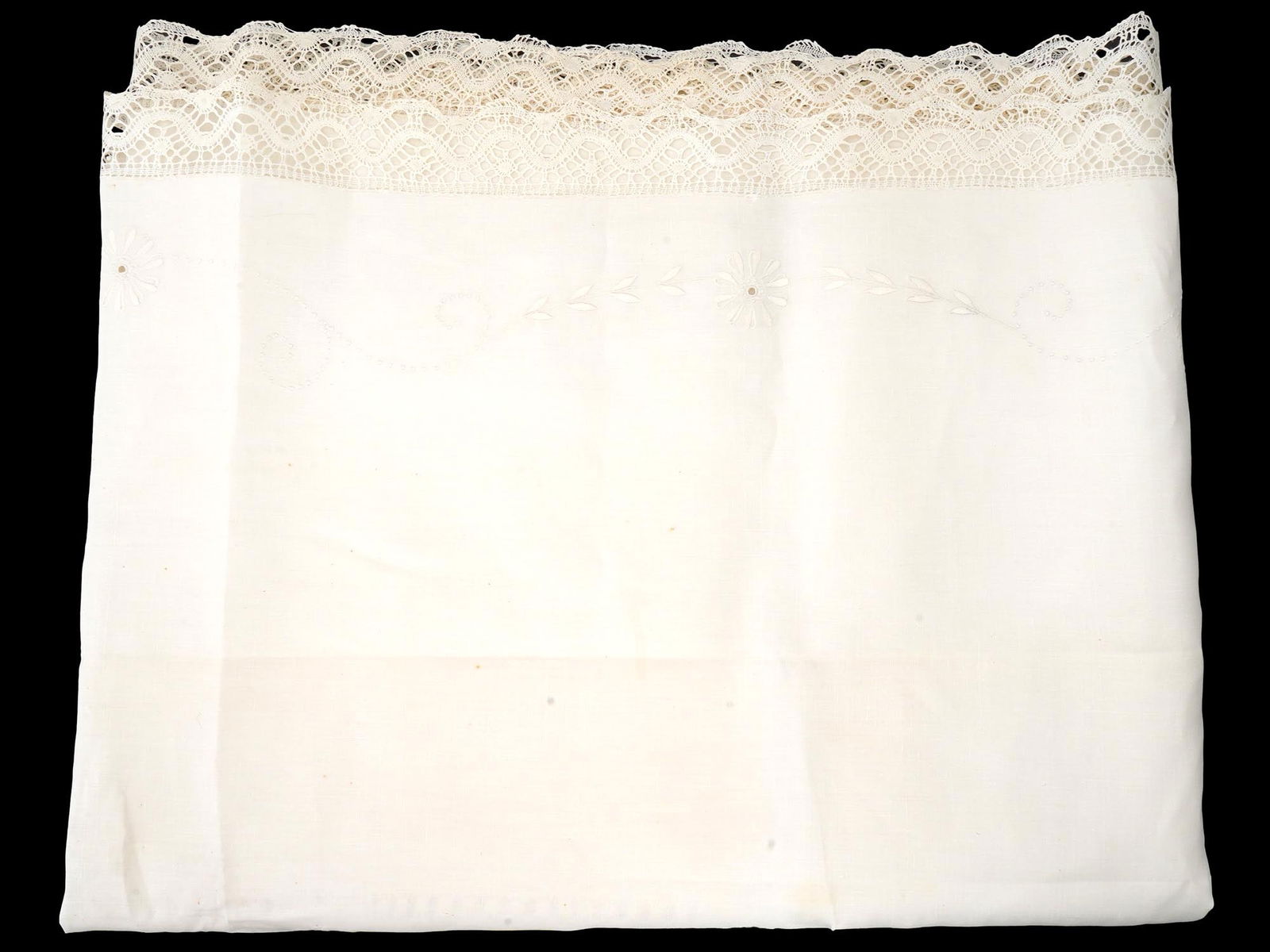 VINTAGE HANDMADE WHITE LINEN TABLECLOTH W LACE TRIM (1 of 12)