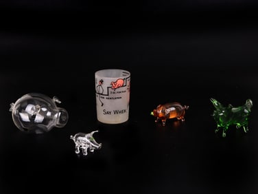 A LOT OF FIVE GLASS PIGS RELATED ITEMS FIGURINES