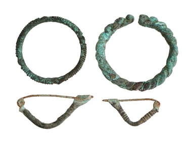 ANCIENT METAL BRACELETS AND FIBULAS IN CASE