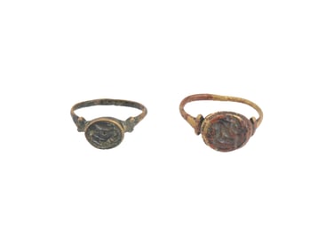 LOT OF TWO ANCIENT RINGS WITH ENGRAVED DESIGN
