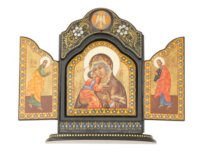 RUSSIAN MOTHER OF GOD HAND PAINTED TRYPTIC ICON SKLADEN: A Russian Orthodox Mstera School hand painted triptych icon skladen Vladimirskaya Mother of God. The central panel shows the finely painted image of the Mother of God of Vladimir and Jesus Christ abov